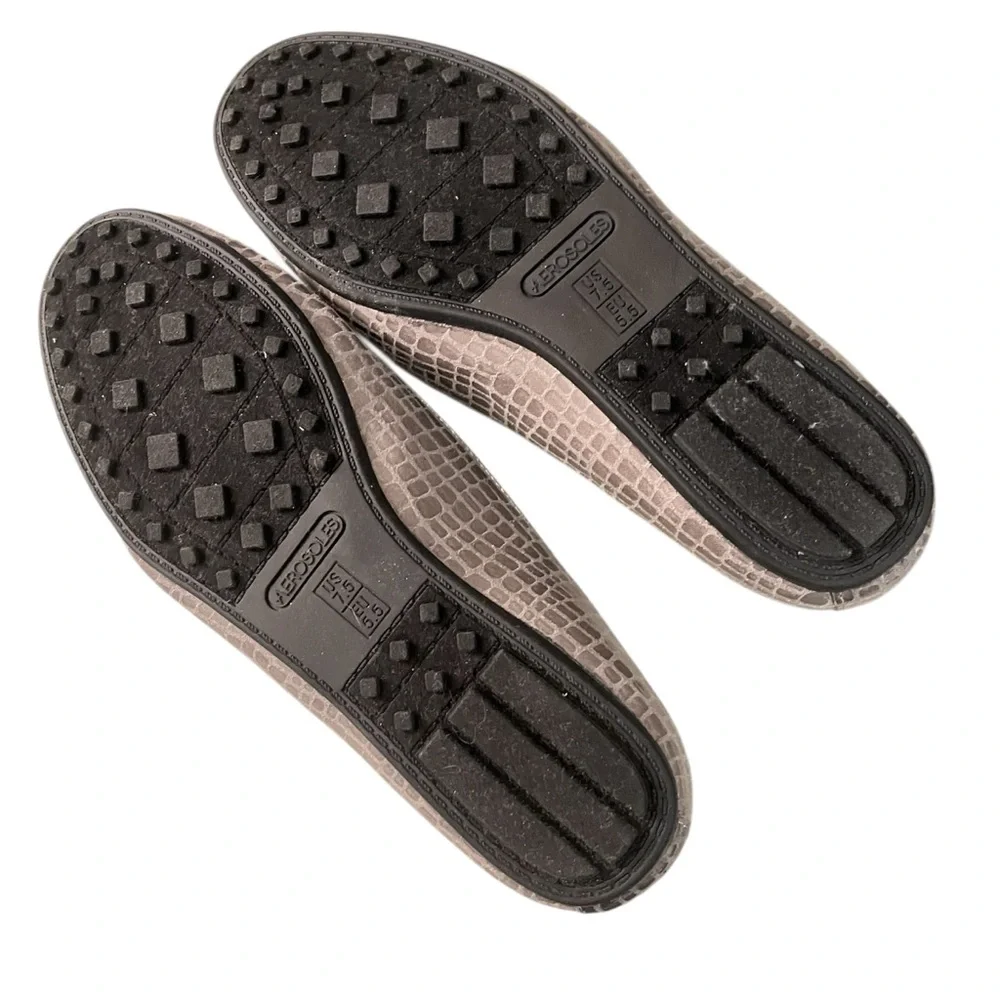 AEROSOLES sleek hands